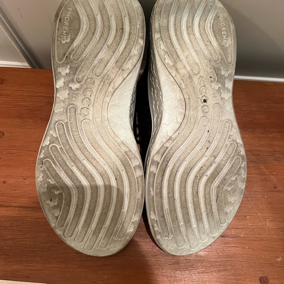 Ecco brand textured sneaker - Picture 2 of 5